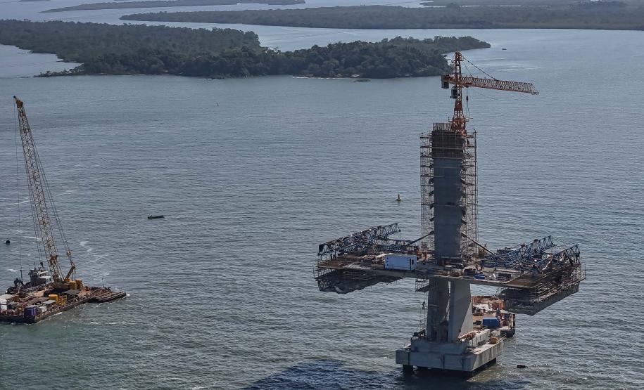 Instalação dos cabos de aço no trecho estaiado da Ponte de Guaratuba
