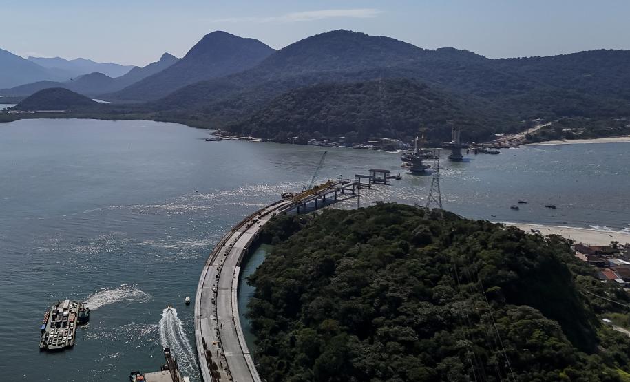 Instalação dos cabos de aço no trecho estaiado da Ponte de Guaratuba