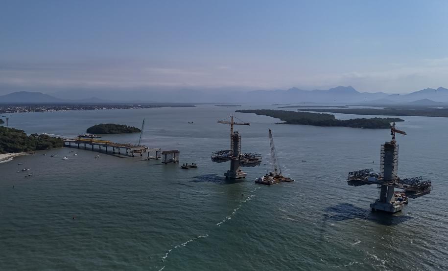 Instalação dos cabos de aço no trecho estaiado da Ponte de Guaratuba