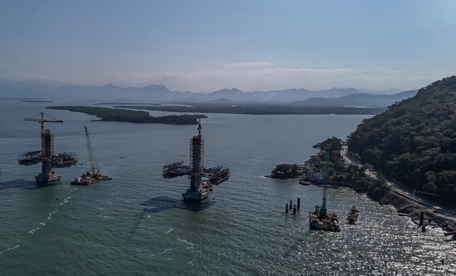 Instalação dos cabos de aço no trecho estaiado da Ponte de Guaratuba