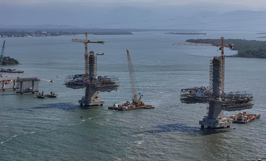 Instalação dos cabos de aço no trecho estaiado da Ponte de Guaratuba