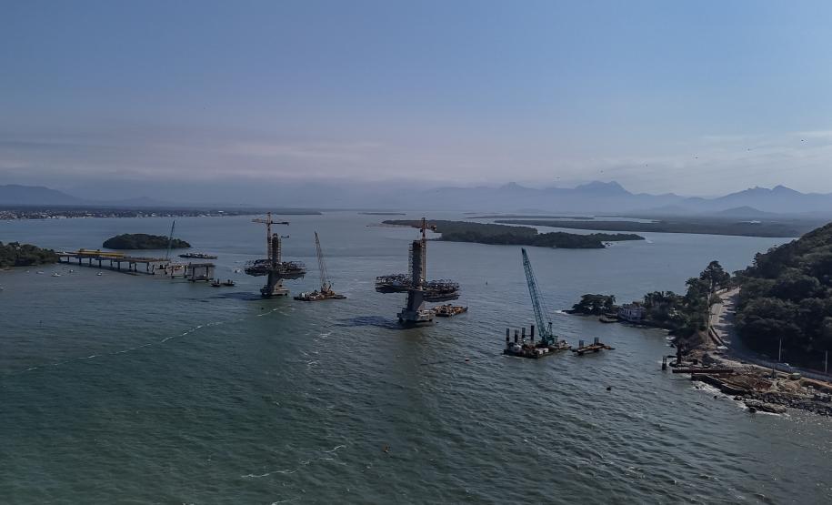 Instalação dos cabos de aço no trecho estaiado da Ponte de Guaratuba