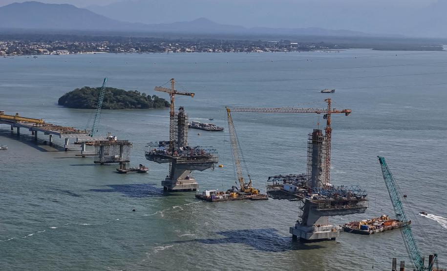 Instalação dos cabos de aço no trecho estaiado da Ponte de Guaratuba