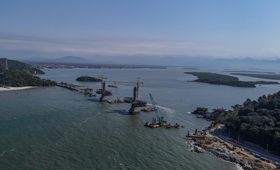 Instalação dos cabos de aço no trecho estaiado da Ponte de Guaratuba