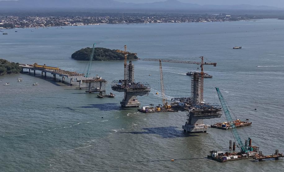 Instalação dos cabos de aço no trecho estaiado da Ponte de Guaratuba