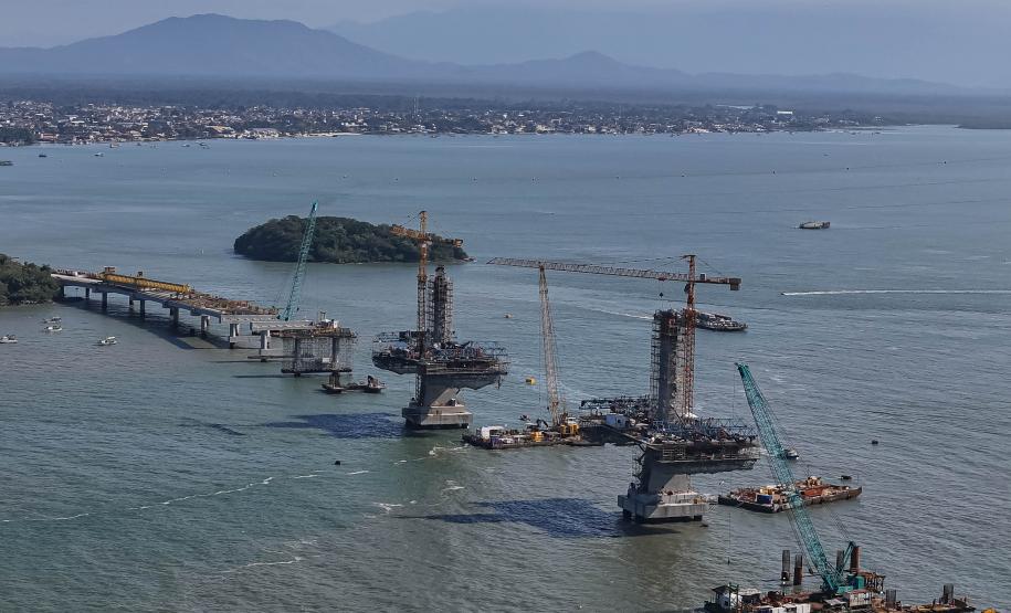 Instalação dos cabos de aço no trecho estaiado da Ponte de Guaratuba