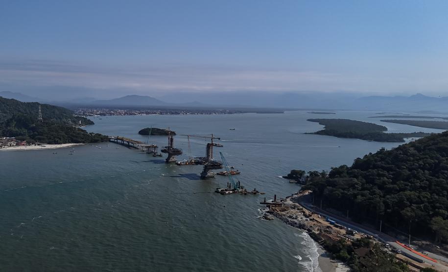 Instalação dos cabos de aço no trecho estaiado da Ponte de Guaratuba
