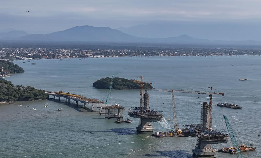 Instalação dos cabos de aço no trecho estaiado da Ponte de Guaratuba