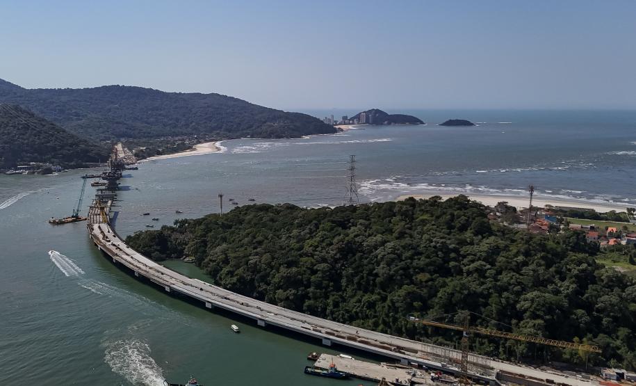 Instalação dos cabos de aço no trecho estaiado da Ponte de Guaratuba