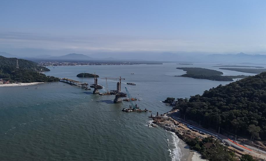 Instalação dos cabos de aço no trecho estaiado da Ponte de Guaratuba