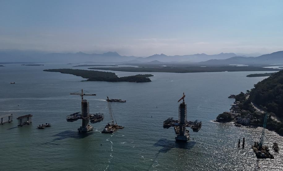 Instalação dos cabos de aço no trecho estaiado da Ponte de Guaratuba