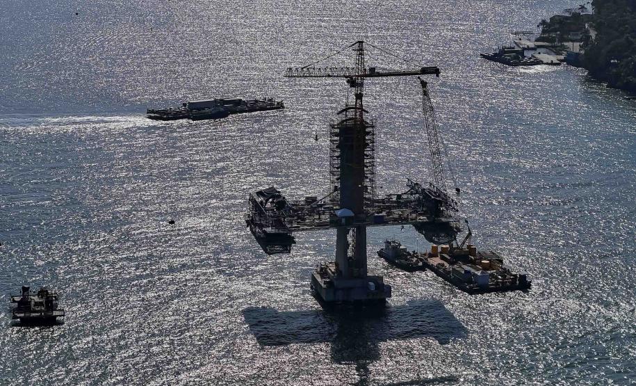 Instalação dos cabos de aço no trecho estaiado da Ponte de Guaratuba
