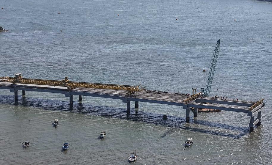 Instalação dos cabos de aço no trecho estaiado da Ponte de Guaratuba
