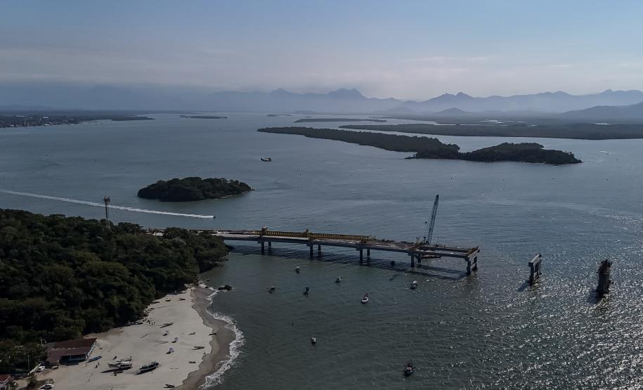 Instalação dos cabos de aço no trecho estaiado da Ponte de Guaratuba