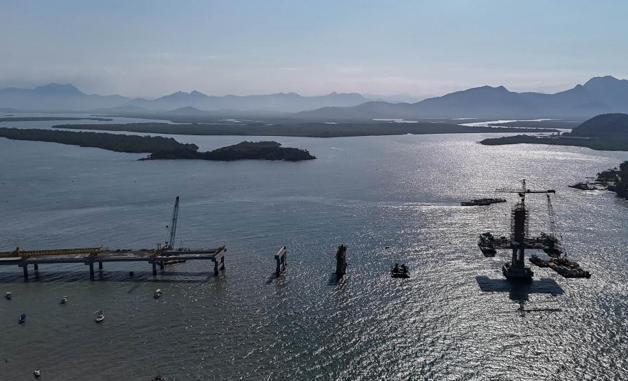 Instalação dos cabos de aço no trecho estaiado da Ponte de Guaratuba