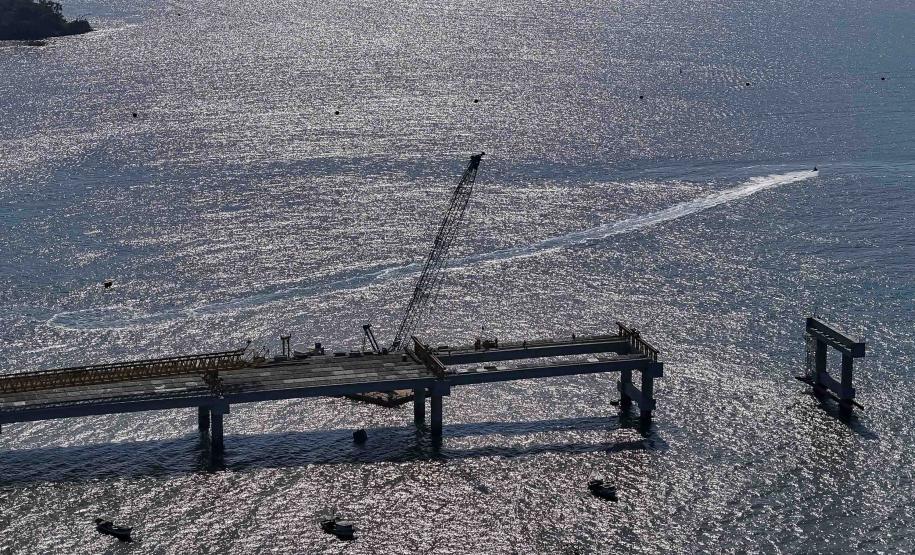 Instalação dos cabos de aço no trecho estaiado da Ponte de Guaratuba