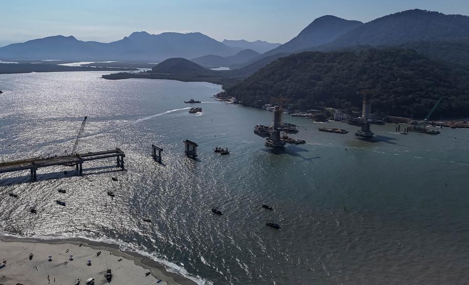 Instalação dos cabos de aço no trecho estaiado da Ponte de Guaratuba
