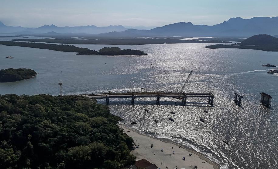 Instalação dos cabos de aço no trecho estaiado da Ponte de Guaratuba