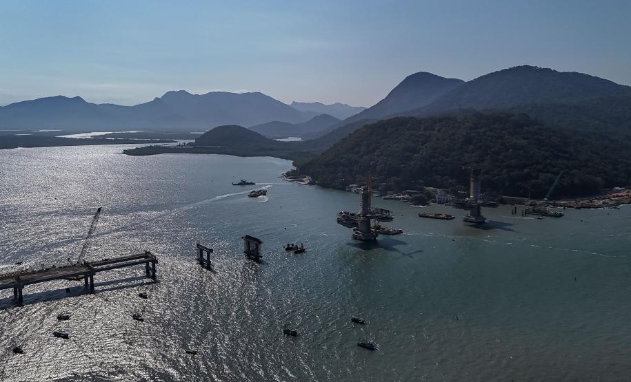 Instalação dos cabos de aço no trecho estaiado da Ponte de Guaratuba
