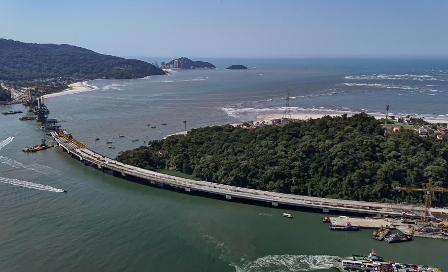 Instalação dos cabos de aço no trecho estaiado da Ponte de Guaratuba