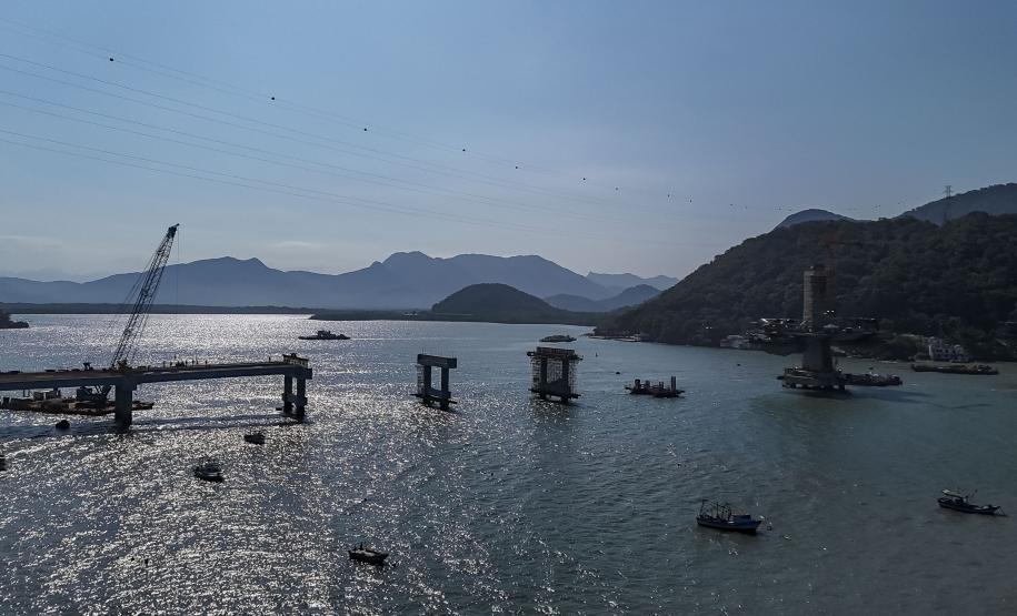 Instalação dos cabos de aço no trecho estaiado da Ponte de Guaratuba