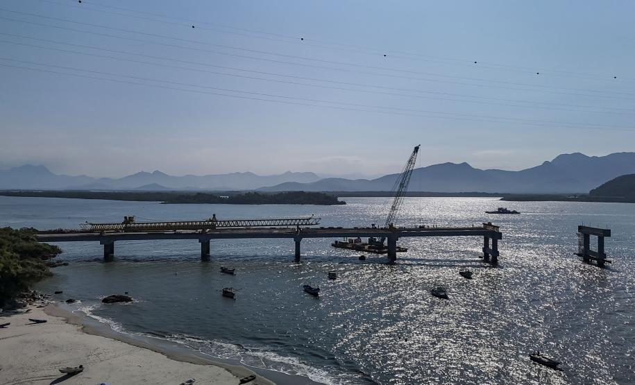 Instalação dos cabos de aço no trecho estaiado da Ponte de Guaratuba