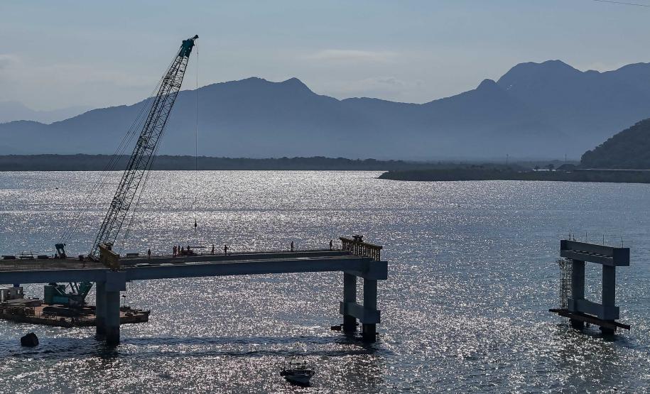 Instalação dos cabos de aço no trecho estaiado da Ponte de Guaratuba