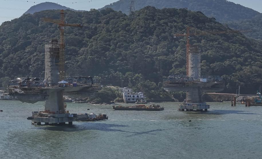 Instalação dos cabos de aço no trecho estaiado da Ponte de Guaratuba