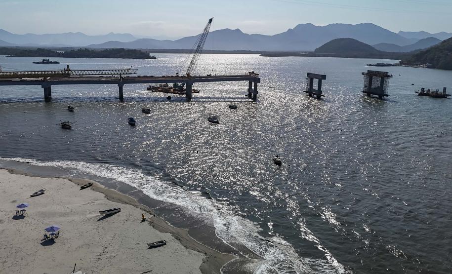 Instalação dos cabos de aço no trecho estaiado da Ponte de Guaratuba