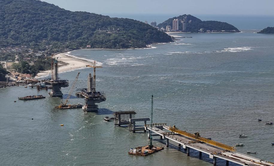 Instalação dos cabos de aço no trecho estaiado da Ponte de Guaratuba