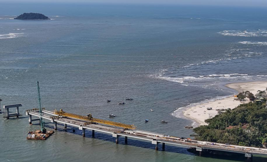 Instalação dos cabos de aço no trecho estaiado da Ponte de Guaratuba