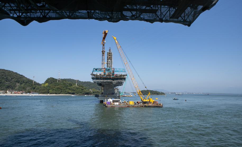 Instalação dos cabos de aço no trecho estaiado da Ponte de Guaratuba