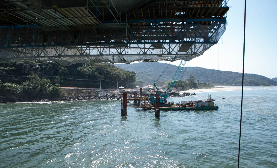 Instalação dos cabos de aço no trecho estaiado da Ponte de Guaratuba