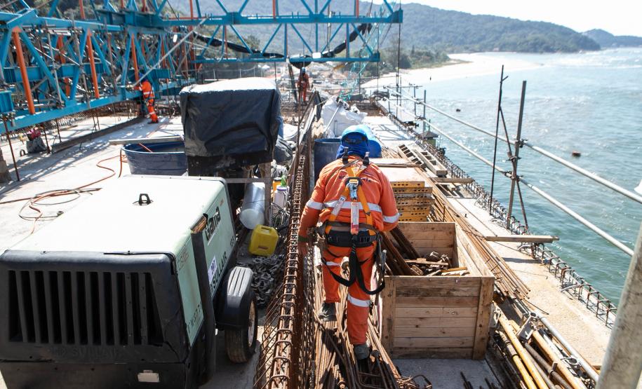 Instalação dos cabos de aço no trecho estaiado da Ponte de Guaratuba