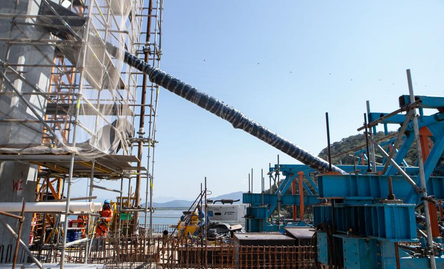 Instalação dos cabos de aço no trecho estaiado da Ponte de Guaratuba