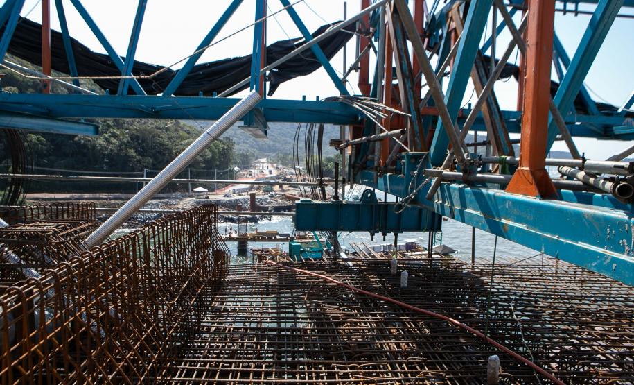 Instalação dos cabos de aço no trecho estaiado da Ponte de Guaratuba