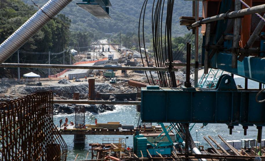 Instalação dos cabos de aço no trecho estaiado da Ponte de Guaratuba