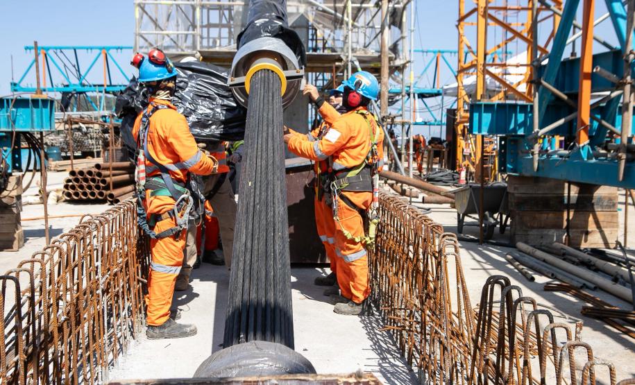 Instalação dos cabos de aço no trecho estaiado da Ponte de Guaratuba