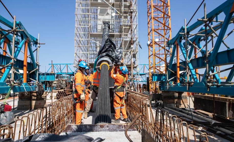 Instalação dos cabos de aço no trecho estaiado da Ponte de Guaratuba
