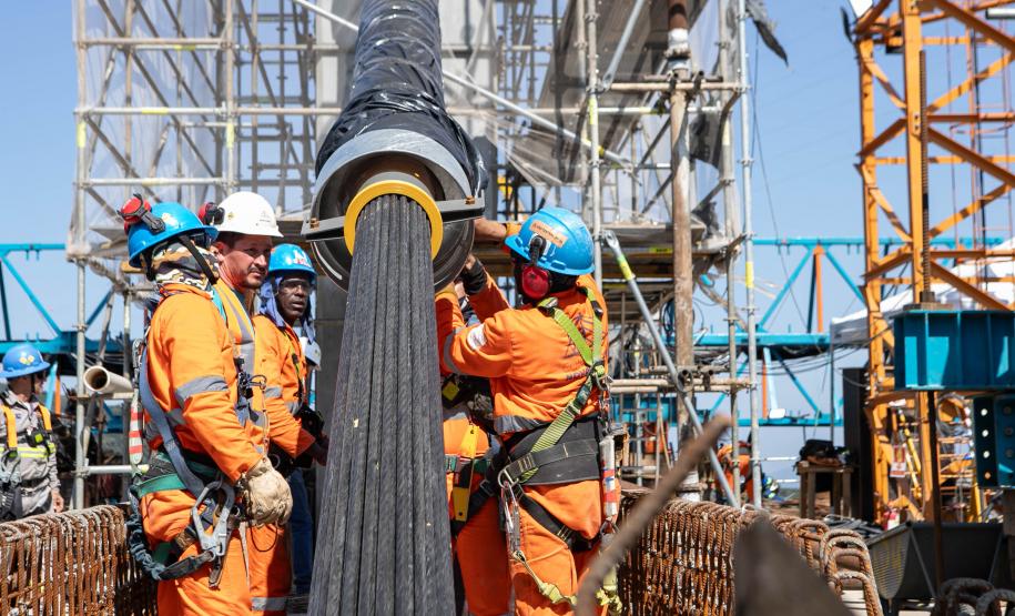 Instalação dos cabos de aço no trecho estaiado da Ponte de Guaratuba