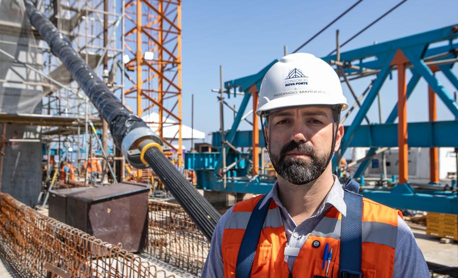 Instalação dos cabos de aço no trecho estaiado da Ponte de Guaratuba