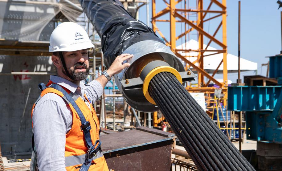 Instalação dos cabos de aço no trecho estaiado da Ponte de Guaratuba