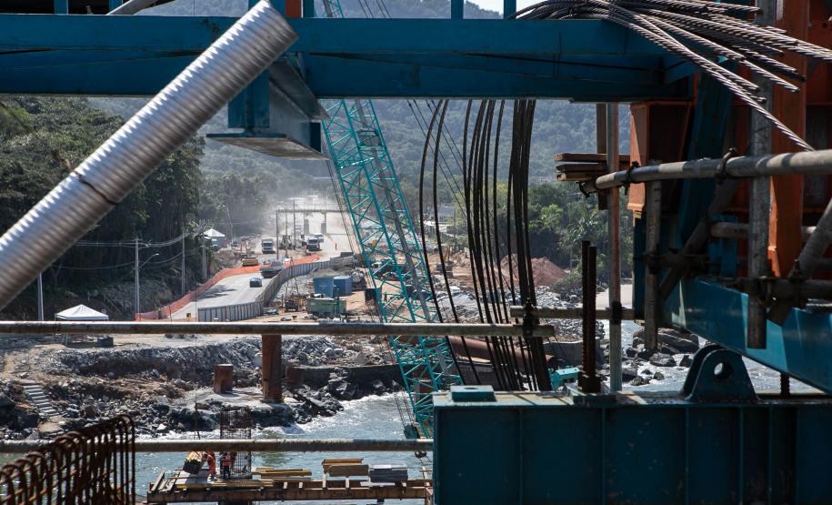 Instalação dos cabos de aço no trecho estaiado da Ponte de Guaratuba