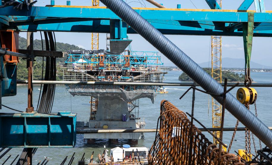 Instalação dos cabos de aço no trecho estaiado da Ponte de Guaratuba