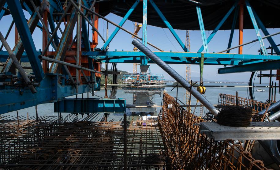 Instalação dos cabos de aço no trecho estaiado da Ponte de Guaratuba