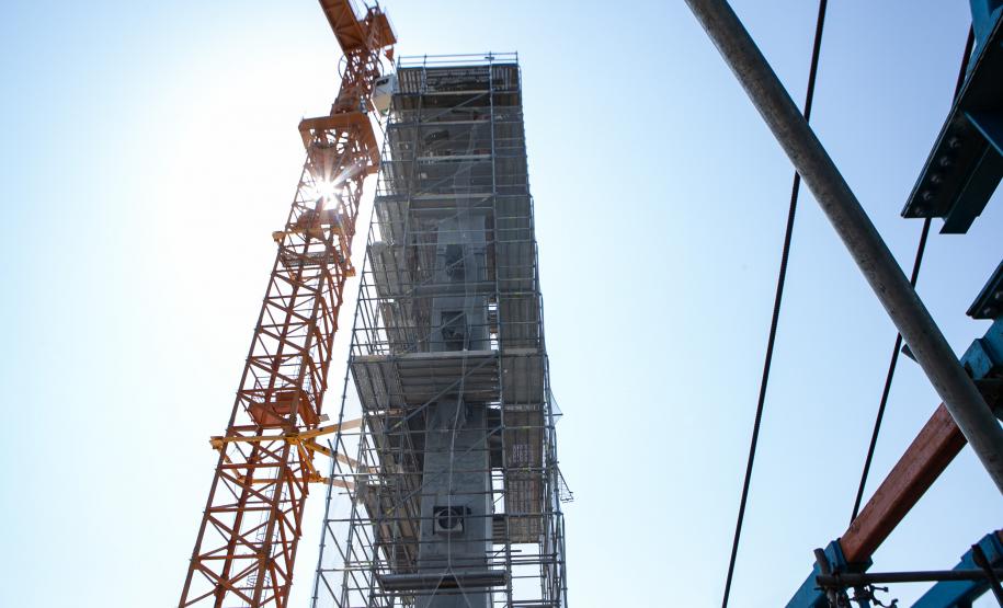 Instalação dos cabos de aço no trecho estaiado da Ponte de Guaratuba