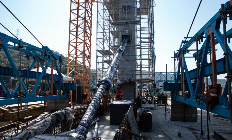 Instalação dos cabos de aço no trecho estaiado da Ponte de Guaratuba