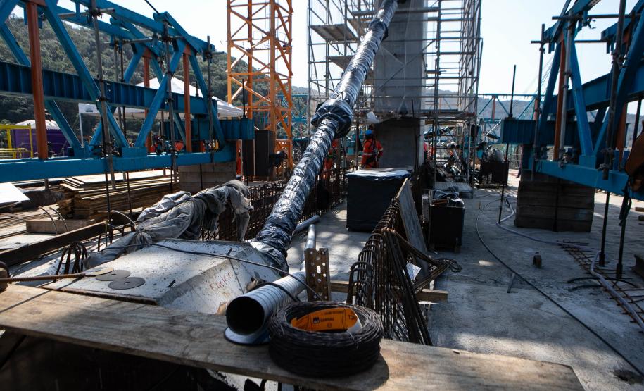 Instalação dos cabos de aço no trecho estaiado da Ponte de Guaratuba