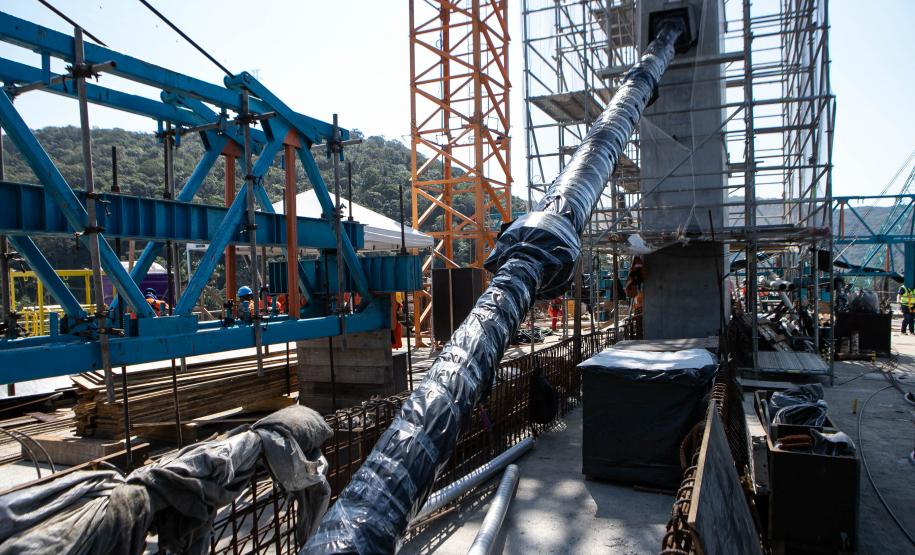 Instalação dos cabos de aço no trecho estaiado da Ponte de Guaratuba