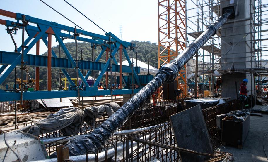 Instalação dos cabos de aço no trecho estaiado da Ponte de Guaratuba